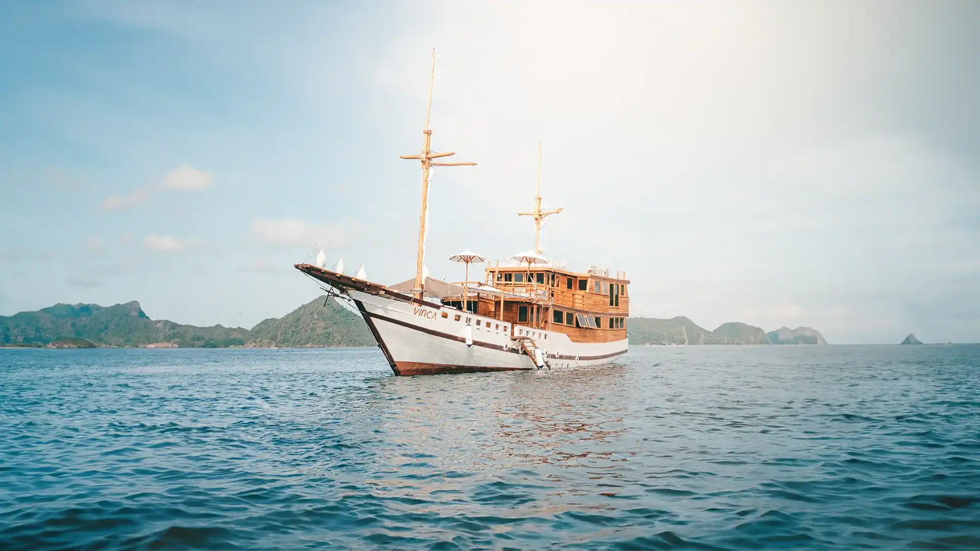 Vinca voyages — vinca balinese room, Komodo National Park