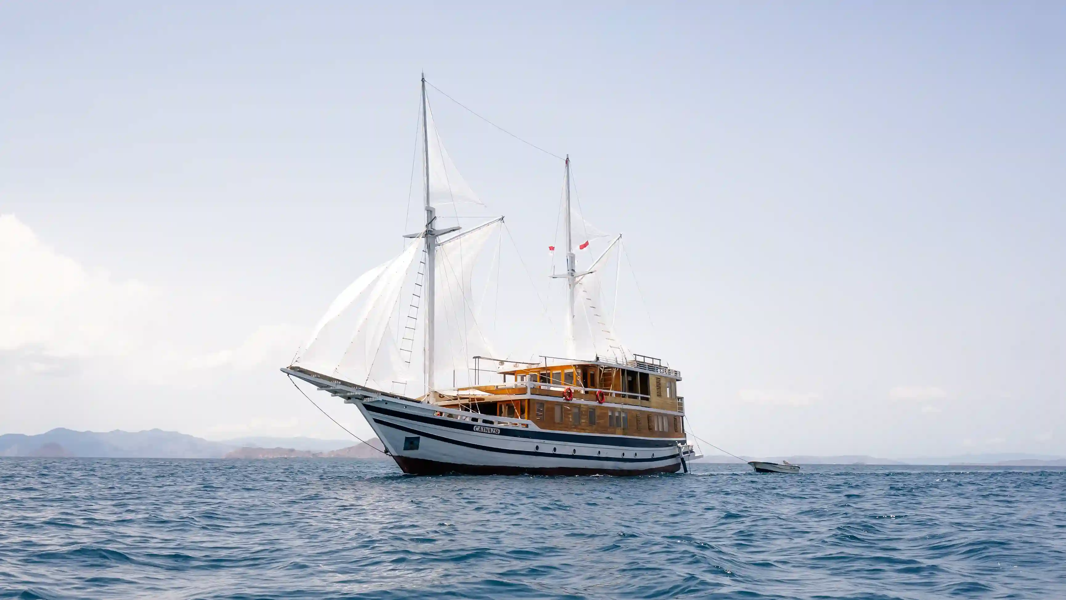 Catnazse liveaboard — catnaze santalum room, Komodo National Park