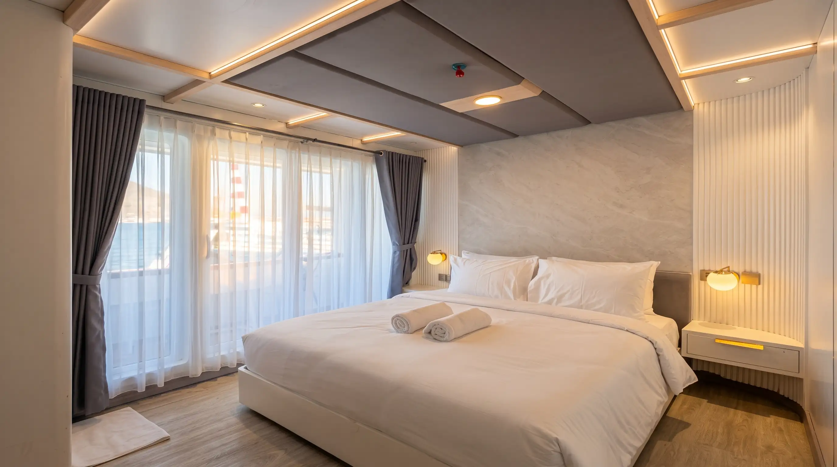 Double cabin with sea-view window aboard Lasha
