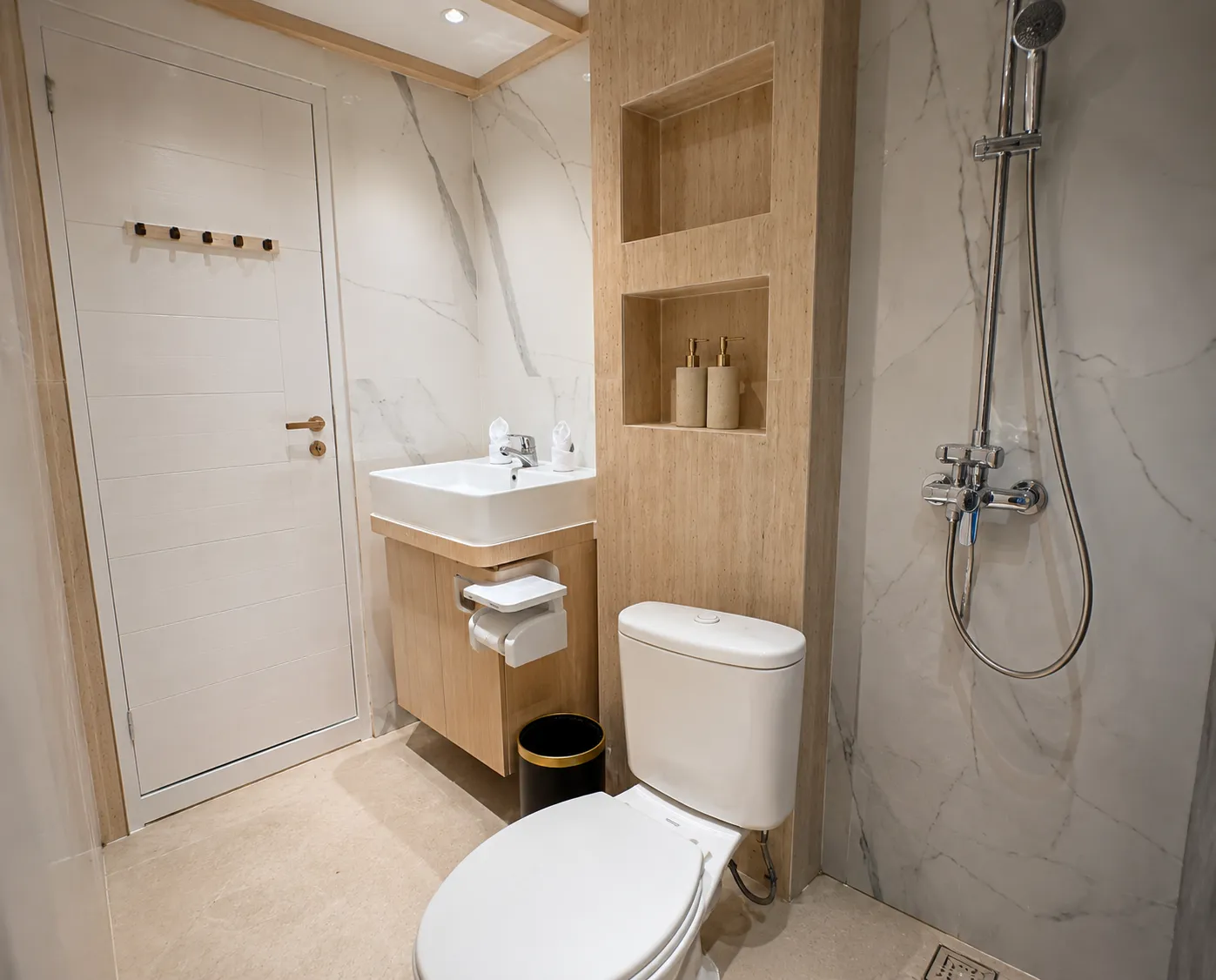 En-suite bathroom aboard Lasha