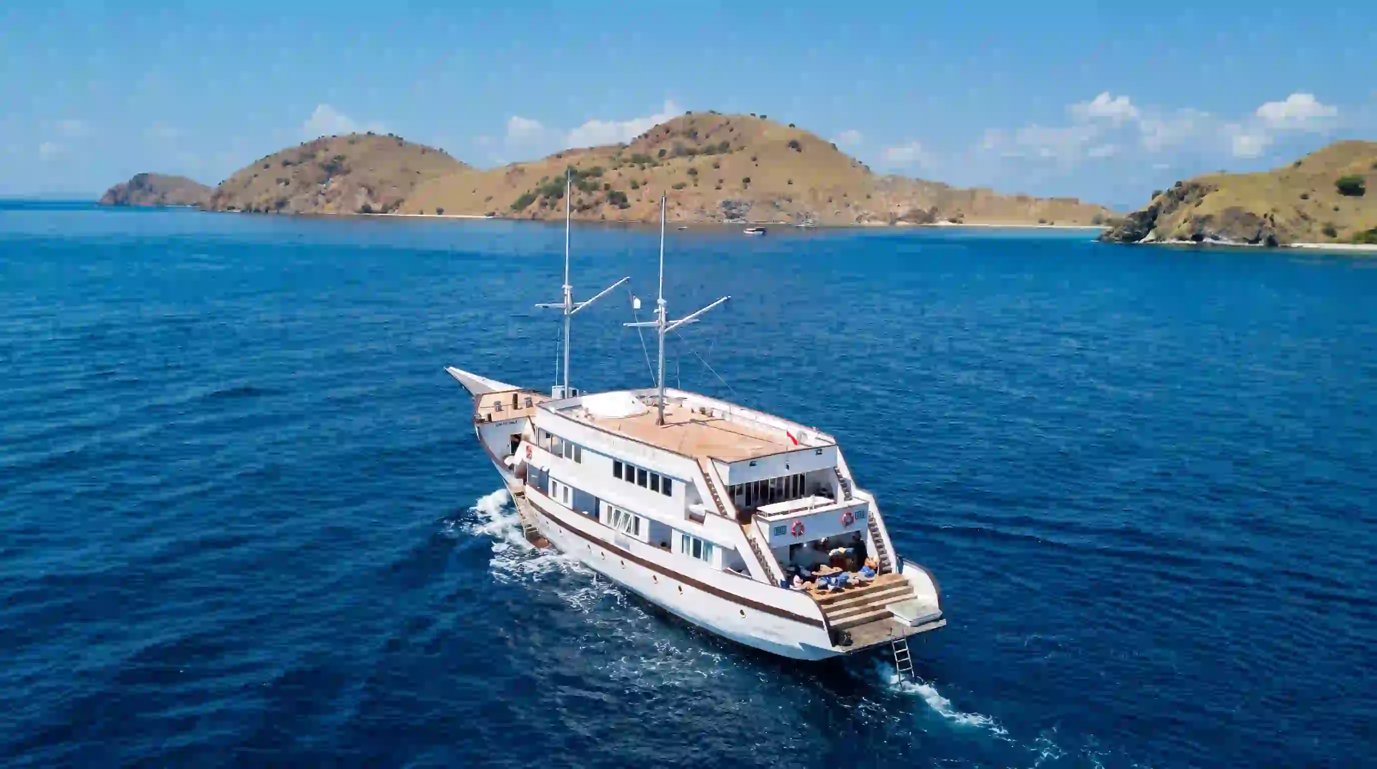 Lasha under way between Komodo islands