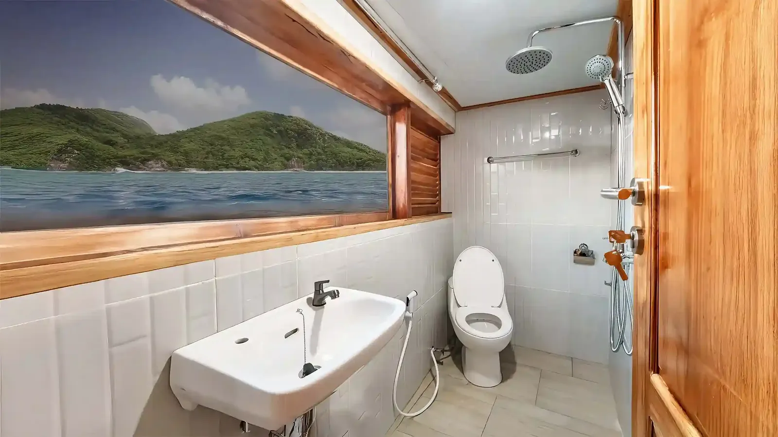 Ayvara master cabin &mdash; Komodo National Park