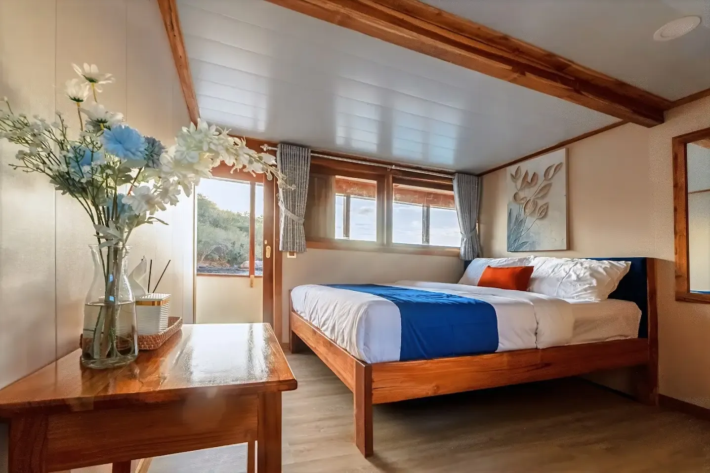 Ayvara deluxe cabin ocean view &mdash; Komodo National Park
