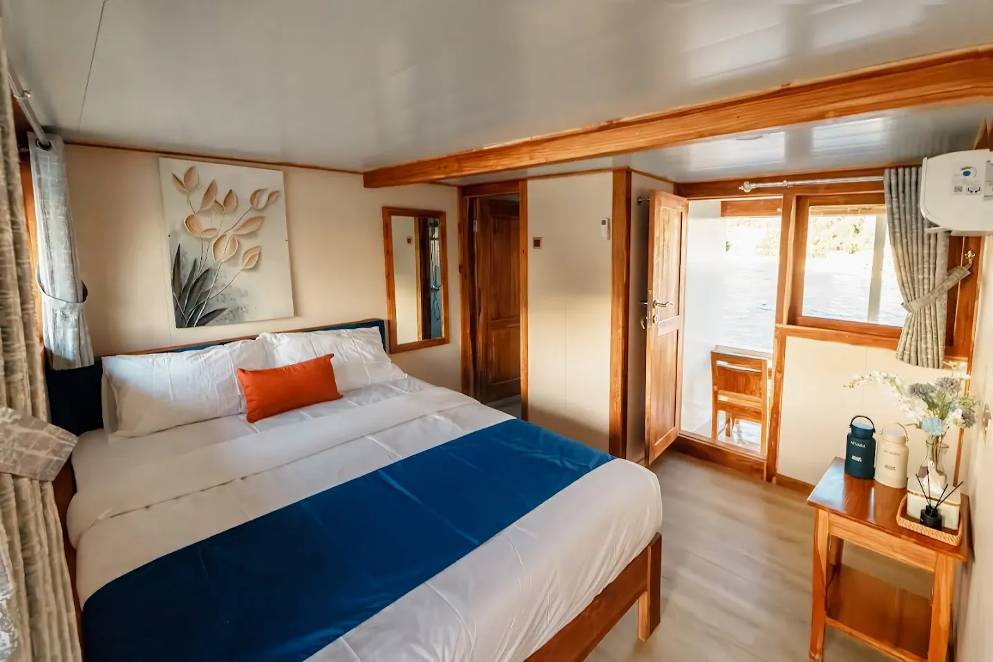 Ayvara deluxe cabin ocean view &mdash; Komodo National Park