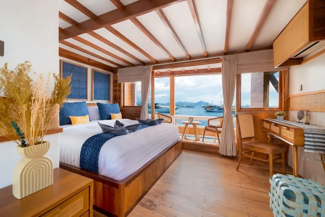 Catnazse liveaboard — catnaze santalum room, Komodo National Park