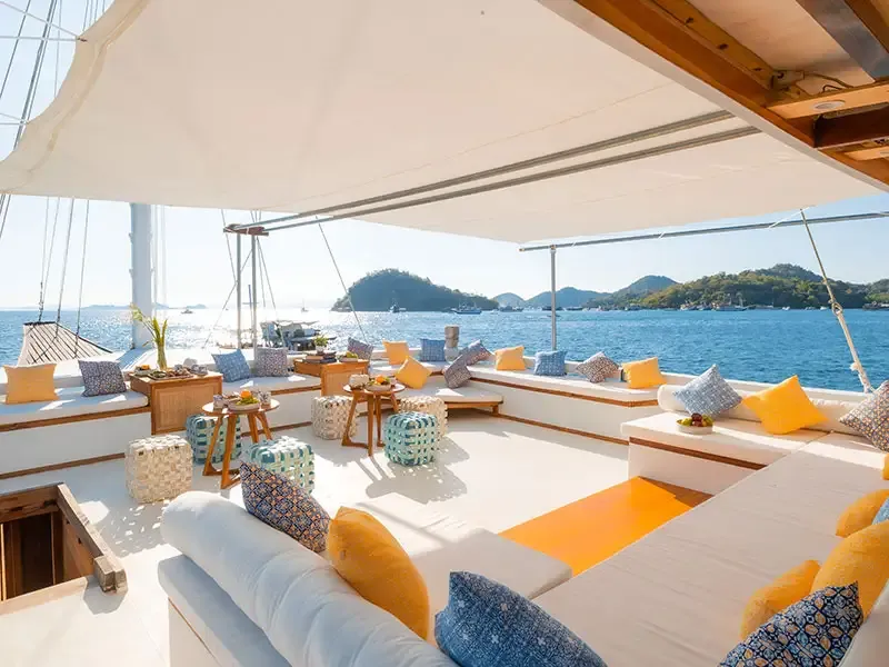Catnazse liveaboard — catnazse deck, Komodo National Park