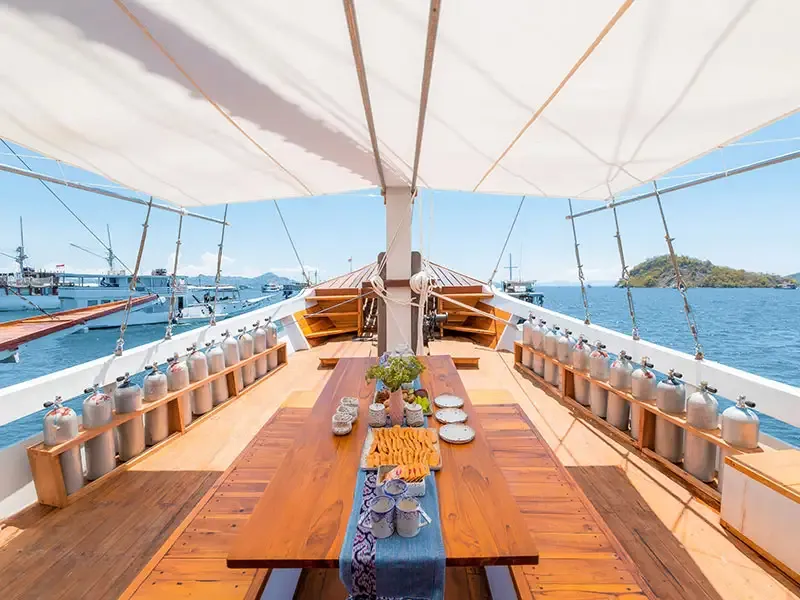 Catnazse liveaboard — catnazse dinning area, Komodo National Park
