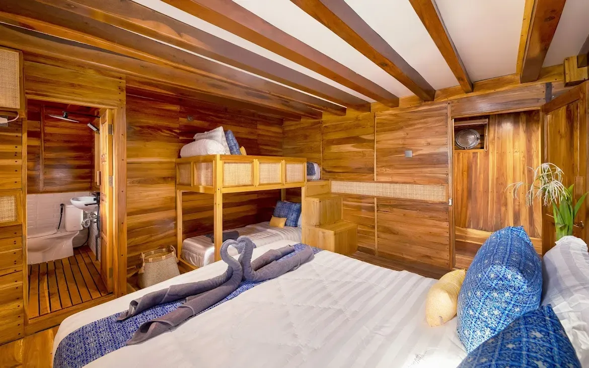 Catnazse liveaboard — catnazse liveaboard grandi cabin 7, Komodo National Park