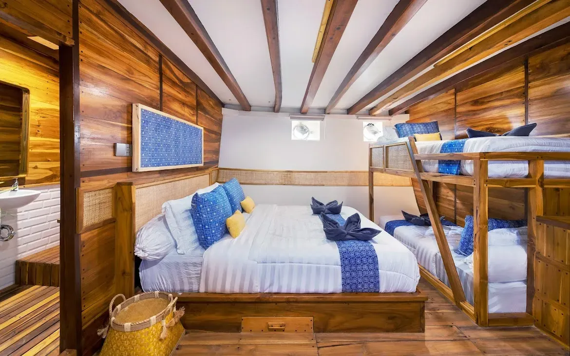 Catnazse liveaboard — catnazse liveaboard grandi cabin 8, Komodo National Park