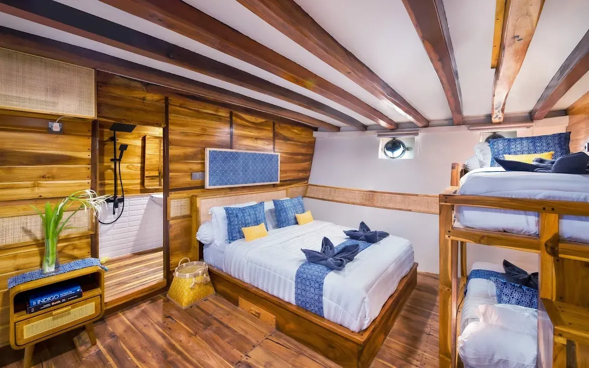 Catnazse liveaboard — catnazse liveaboard grandi cabin 9, Komodo National Park