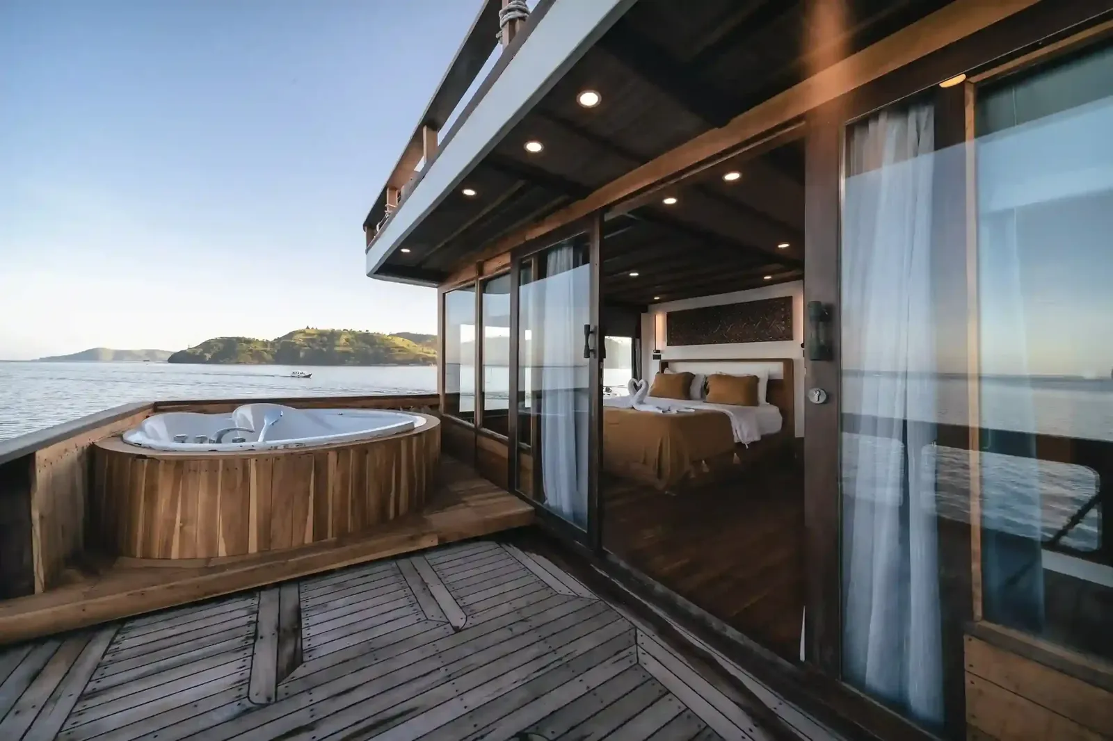 Elbark cruise — elbark misool jacuzzi, Komodo National Park