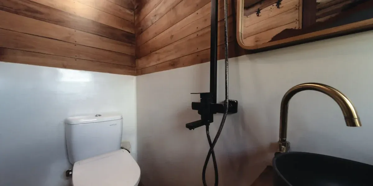 Elbark cruise — elbark rote selayar bathroom, Komodo National Park