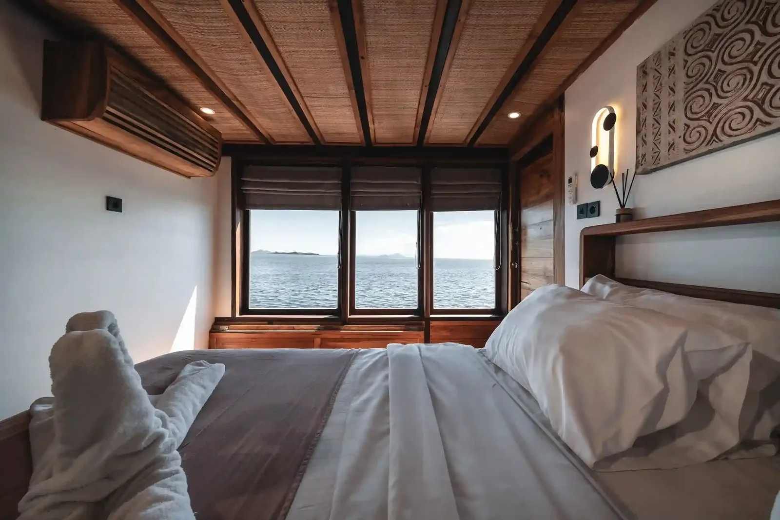 Elbark cruise — elbark weh mentawai bathroom, Komodo National Park