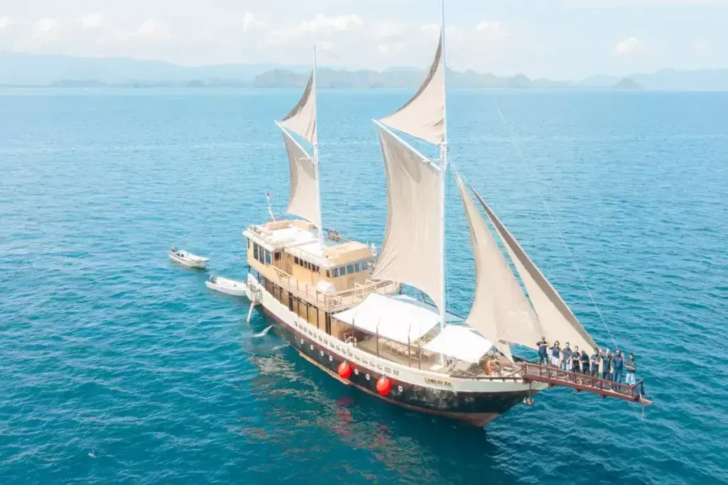 Lamborajo phinisi — lamborajo ii phinisi aerial, Komodo National Park
