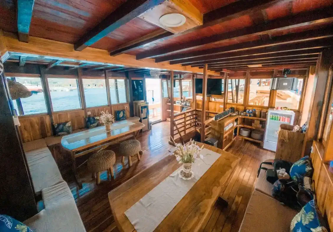 Lamborajo phinisi — lamborajo ii phinisi indoor, Komodo National Park