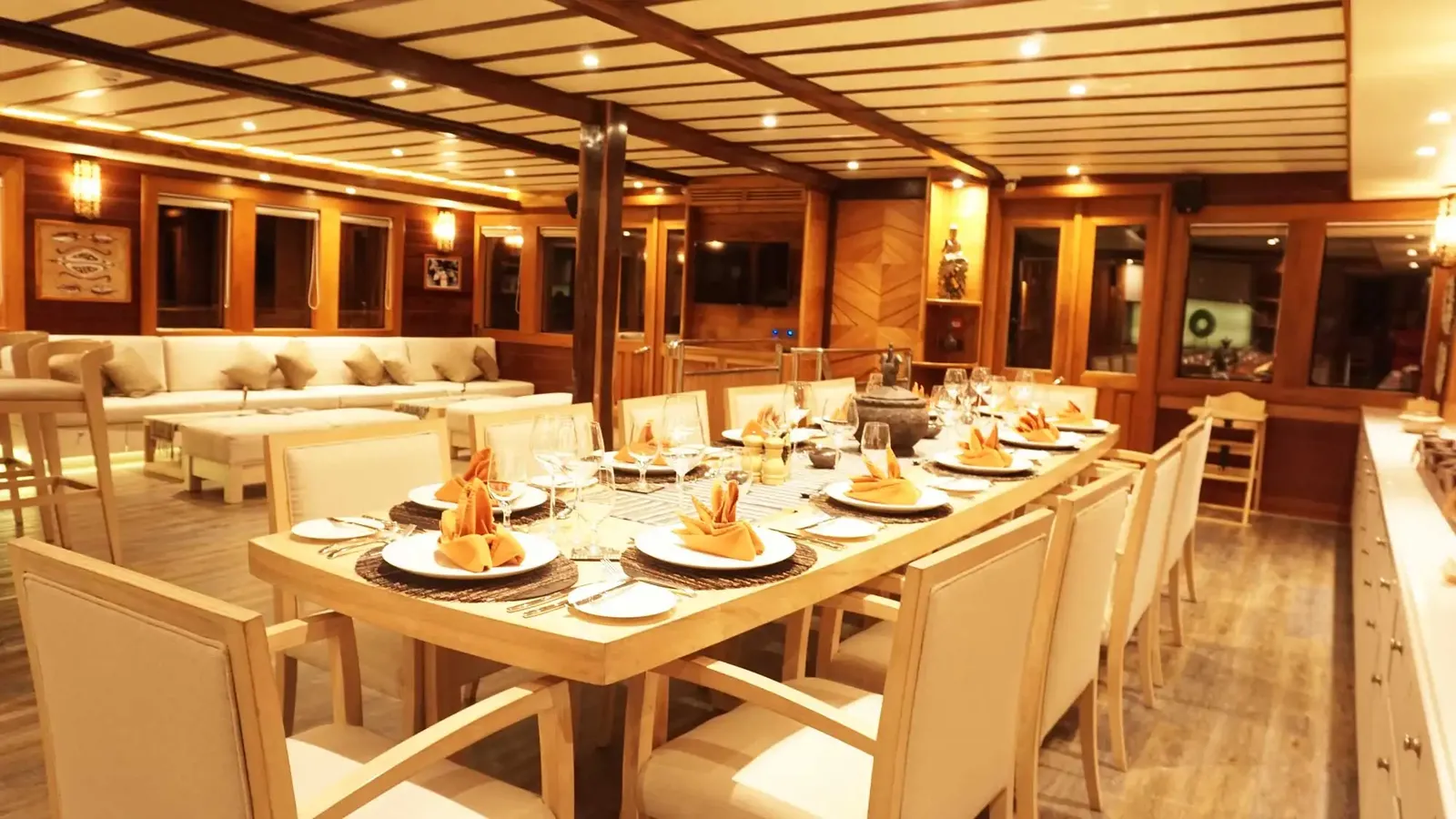 Lamima yacht — lamima saloon facilities1, Komodo National Park