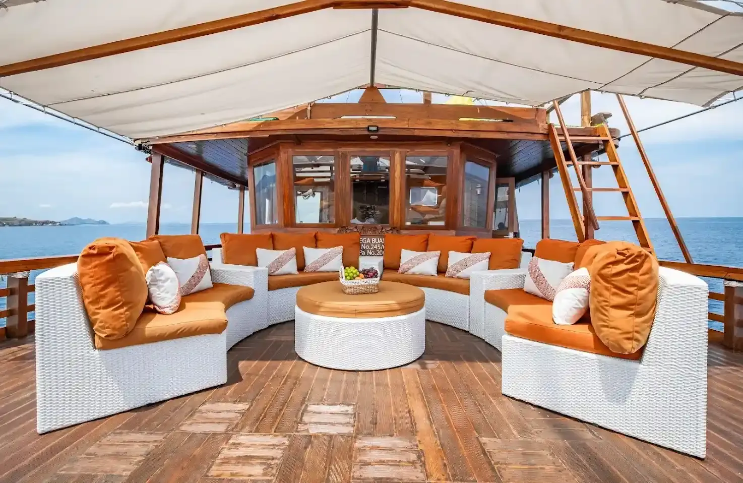 Magika liveaboard — chill area magika phinisi 8, Komodo National Park