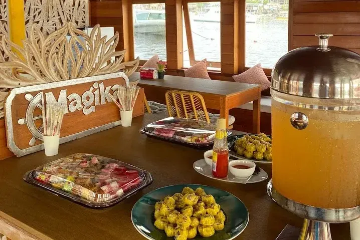 Magika liveaboard — magika restaurant, Komodo National Park