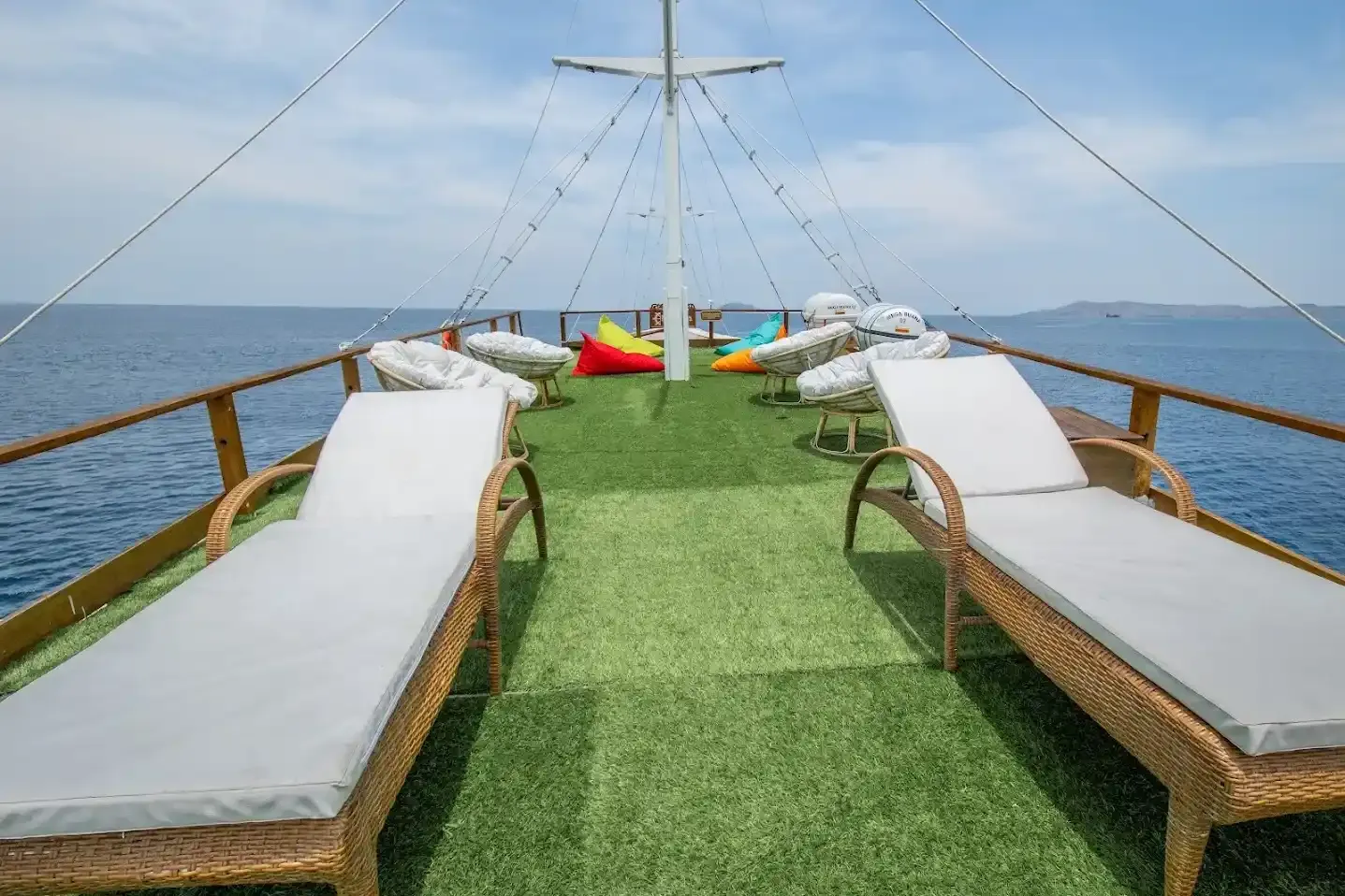 Magika liveaboard — sundeck magika phinisi, Komodo National Park