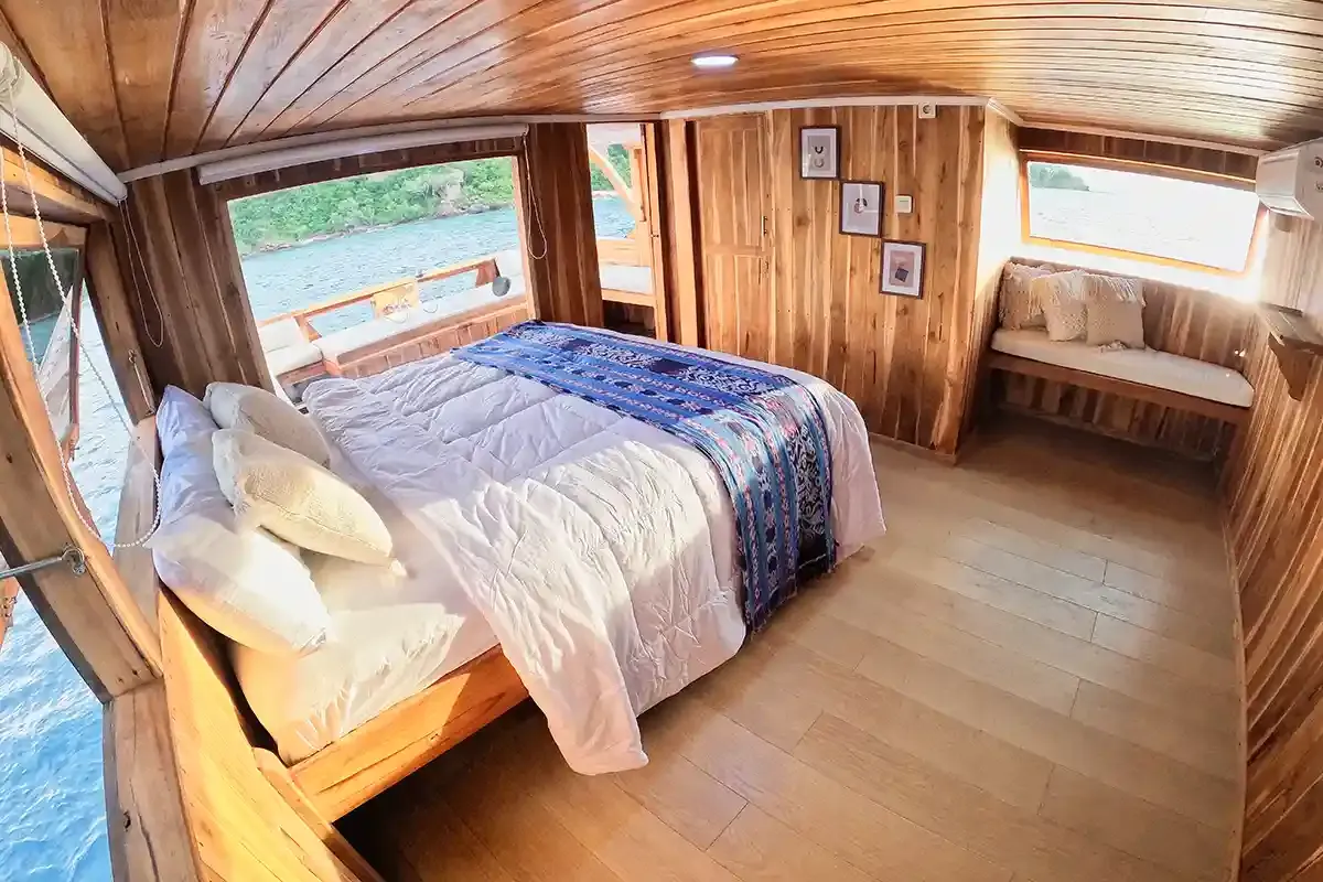 Malca Master cabin with freestanding bathtub &mdash; Komodo National Park