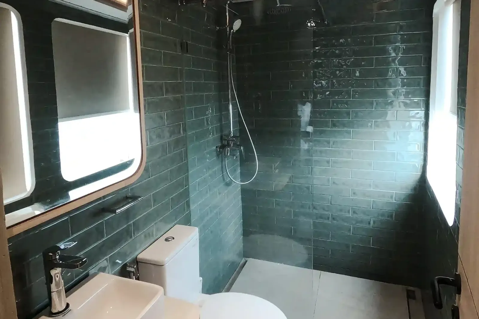 Mosalaki phinisi — larantuka cabin bathroom mosalaki, Komodo National Park