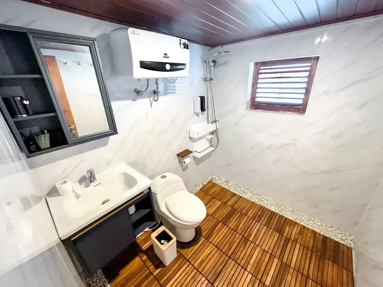 Neptune Cruise cruise — neptune mansard i bathroom, Komodo National Park