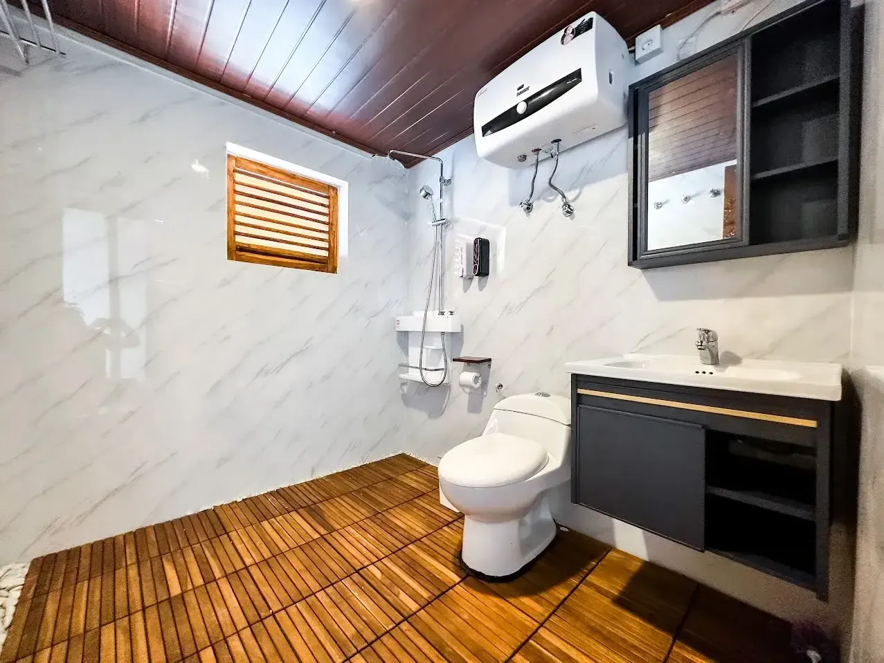 Neptune Cruise cruise — neptune mansard ii bathroom, Komodo National Park