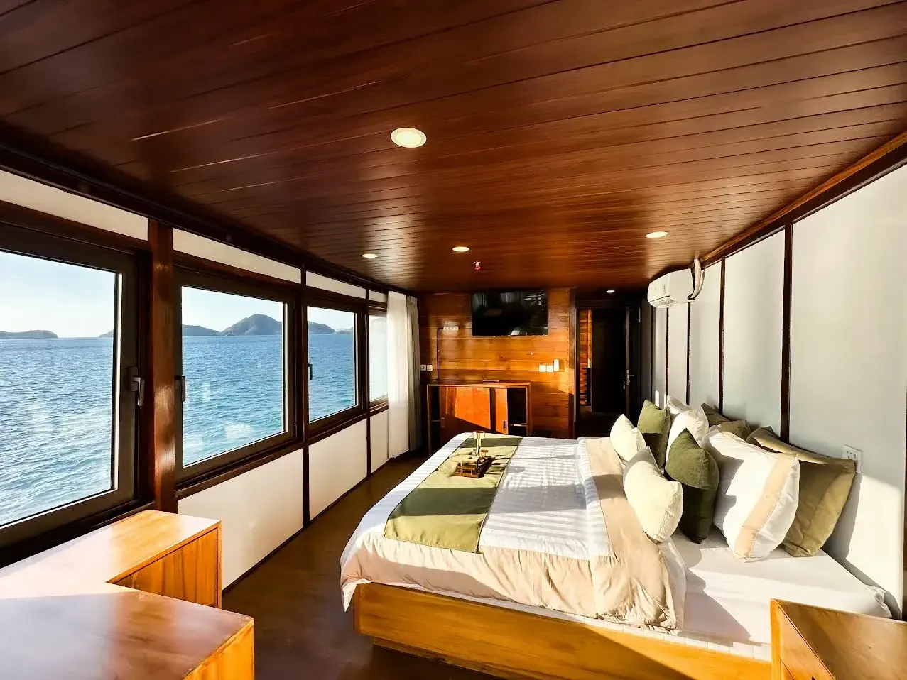 Neptune Cruise cruise — neptune mansard ii, Komodo National Park