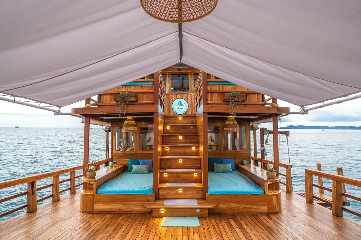 Pinta liveaboard — pinta chill area, Komodo National Park