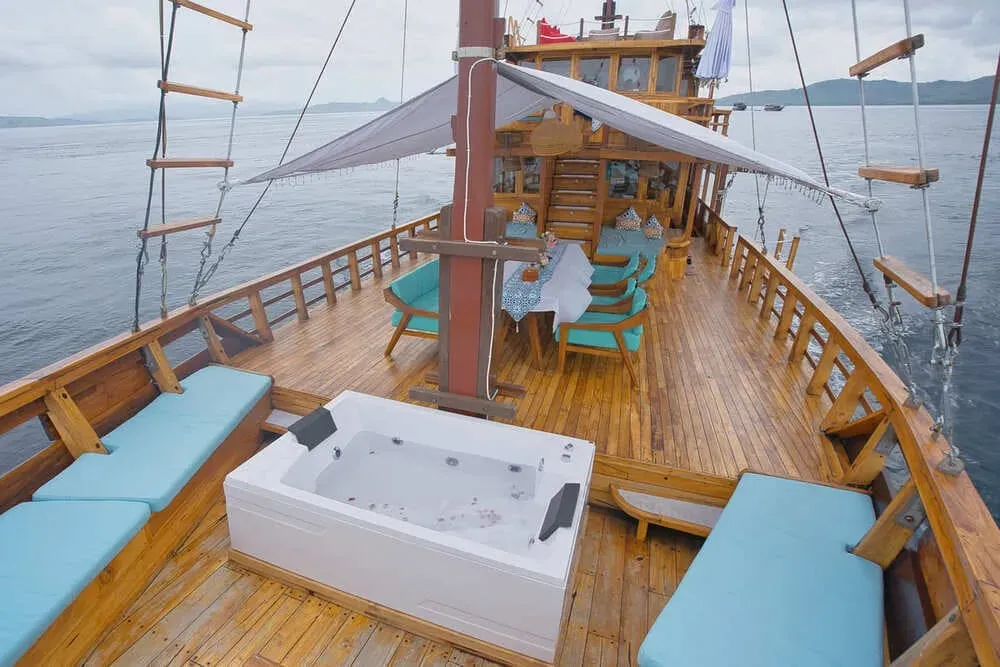 Pinta liveaboard — pinta jacuzzi, Komodo National Park