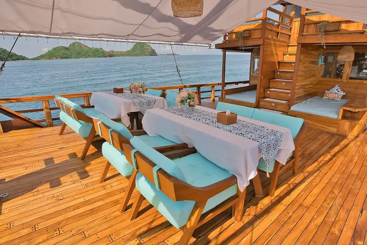 Pinta liveaboard — pinta outdoor dining area, Komodo National Park