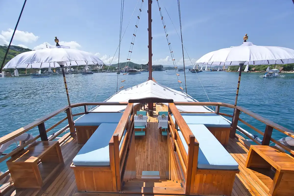 Pinta liveaboard — pinta sun deck, Komodo National Park