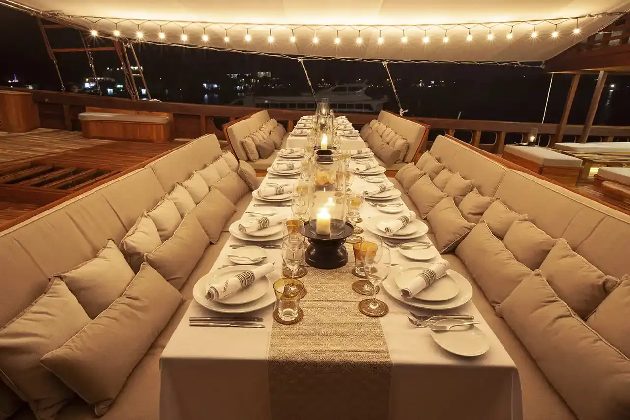 Prana yacht — prana dining area, Komodo National Park