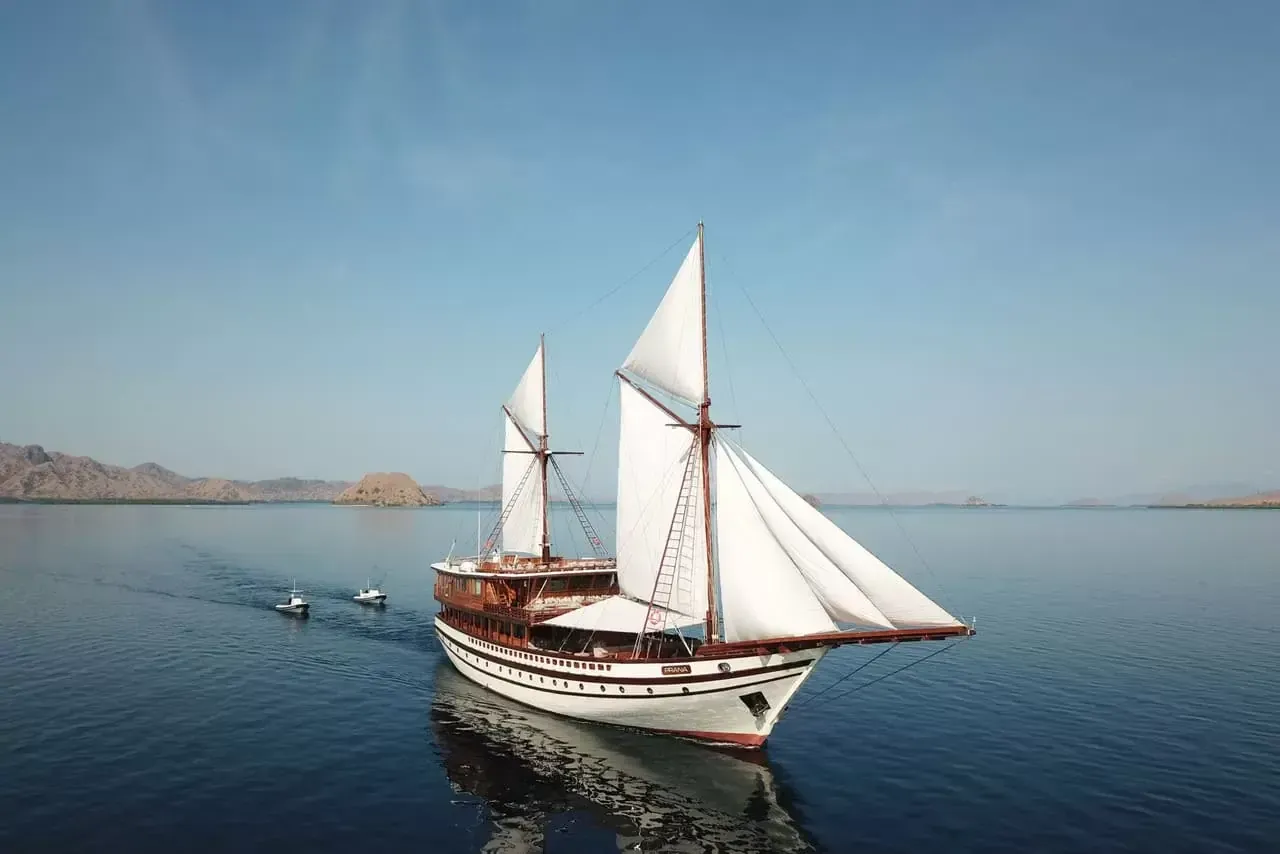 Prana yacht — prana exterior, Komodo National Park