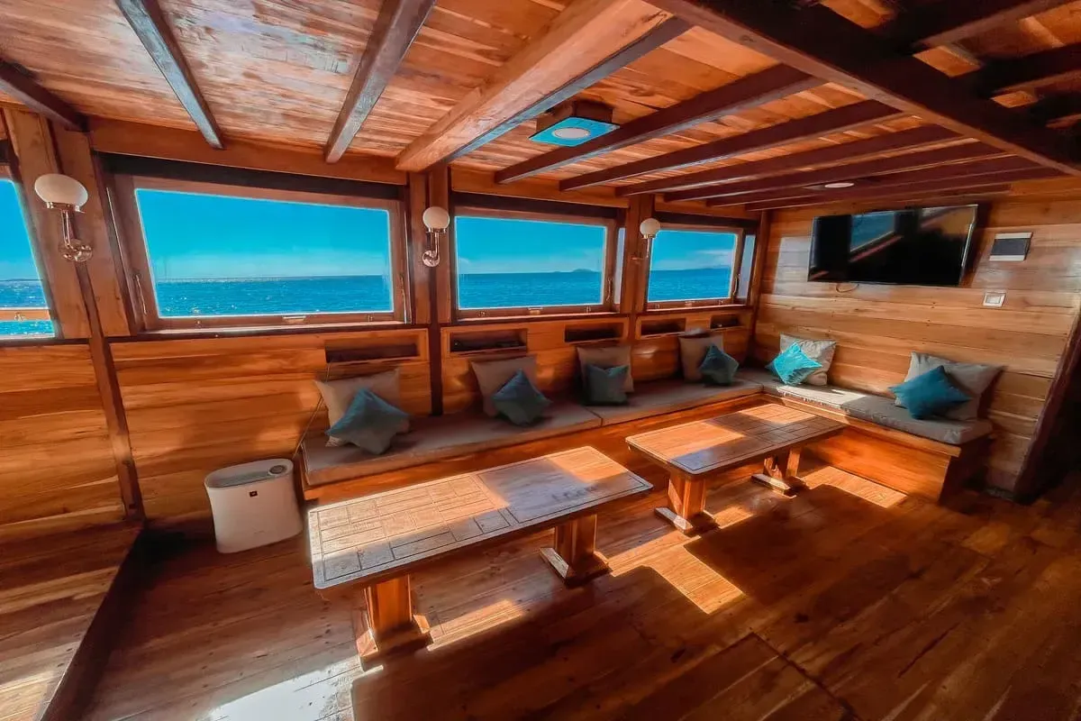 Vinca voyages — vinca voyage indoor dining, Komodo National Park