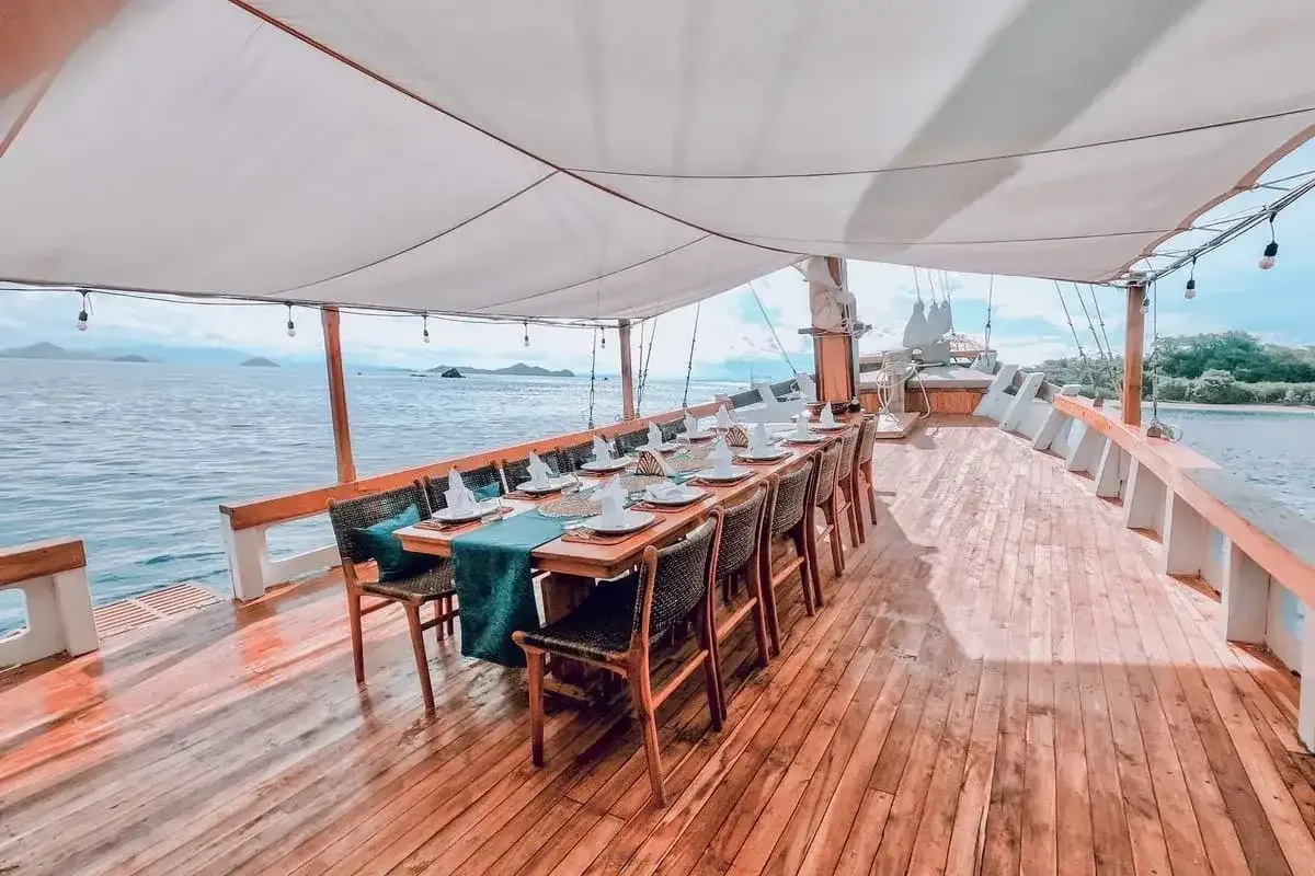 Vinca voyages — vinca voyage outdoor dining, Komodo National Park