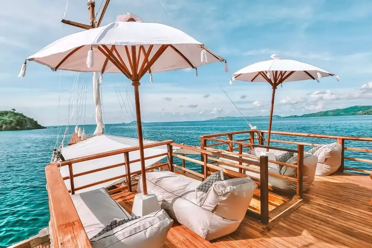 Vinca voyages — vinca voyage sundeck, Komodo National Park