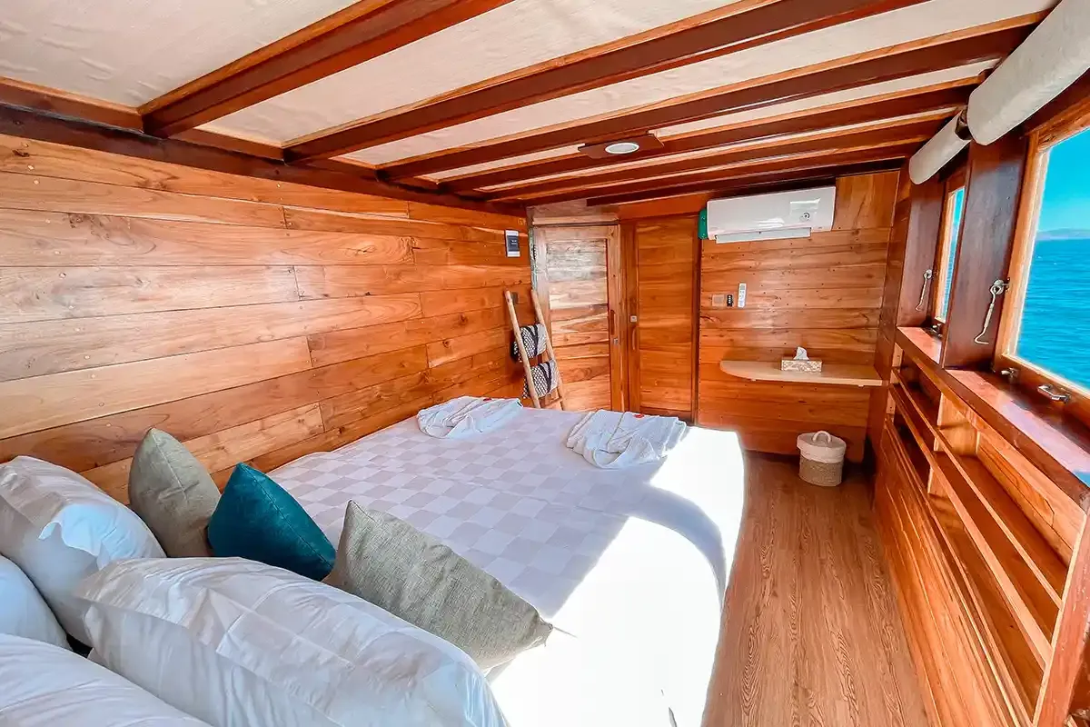 Vinca voyages — vinca western room 6, Komodo National Park