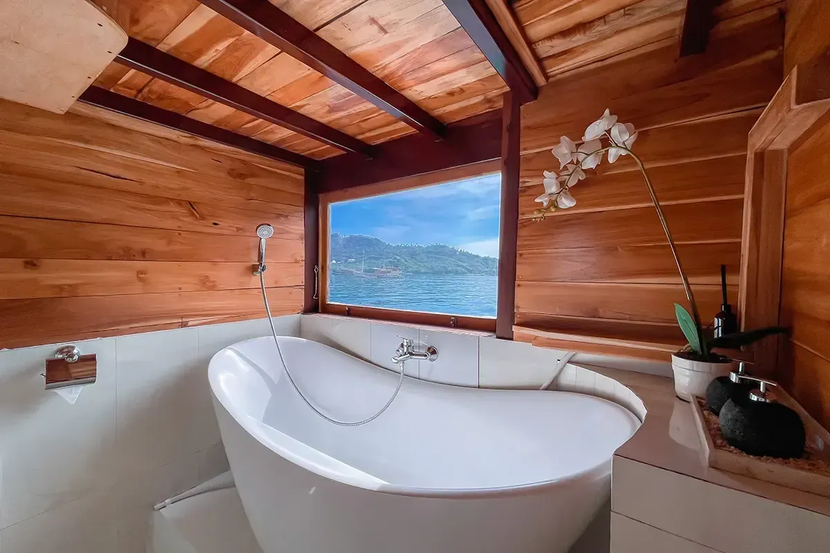 Vinca voyages — vinca western room bathroom, Komodo National Park