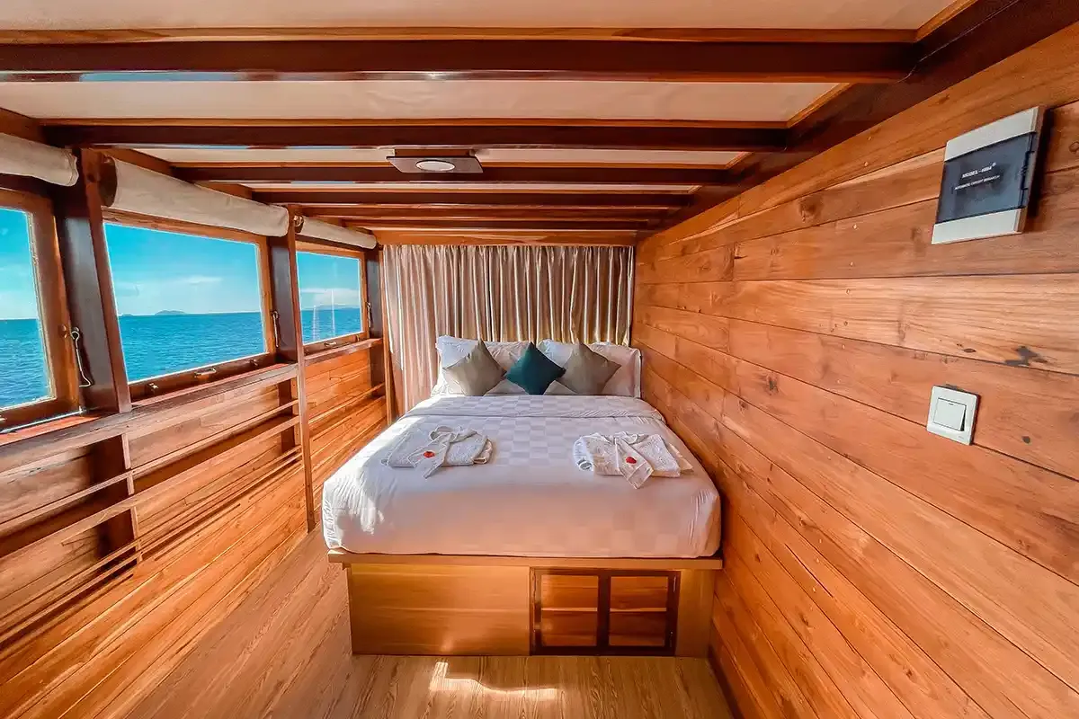Vinca voyages — vinca western room, Komodo National Park