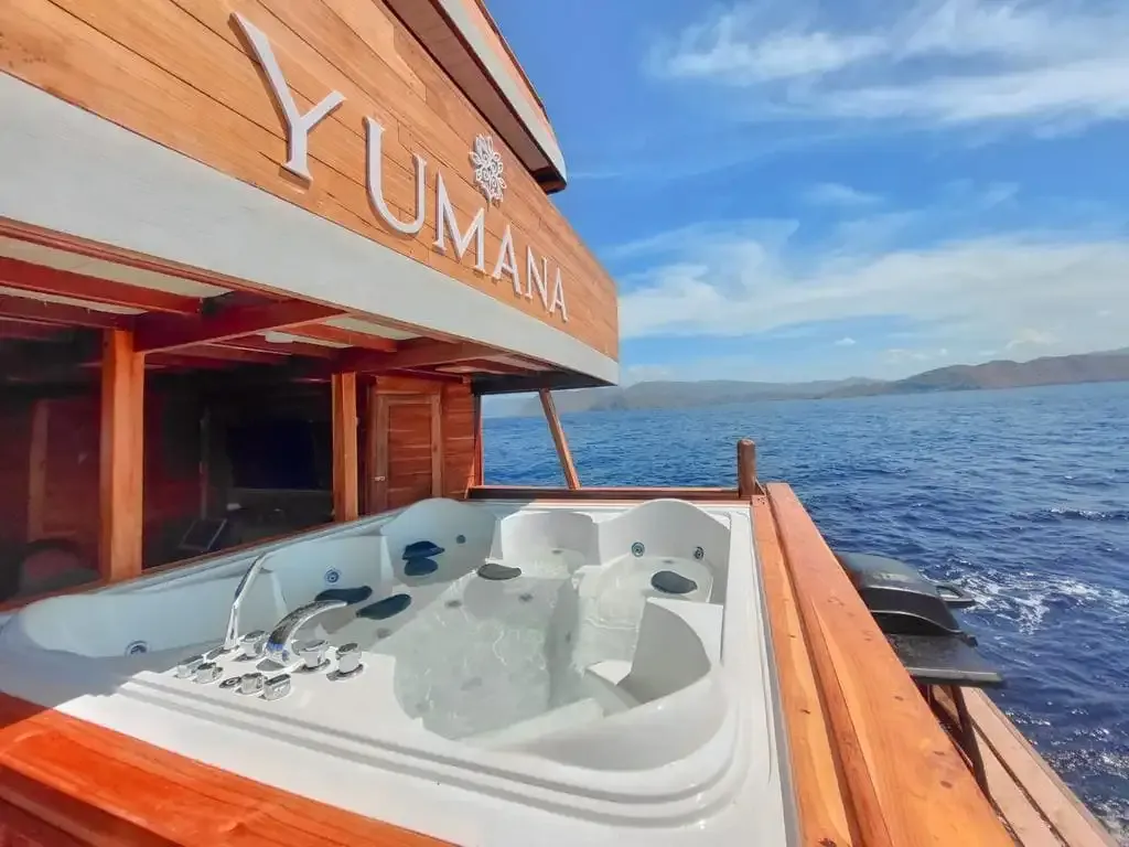 Yumana deck jacuzzi &mdash; Komodo National Park
