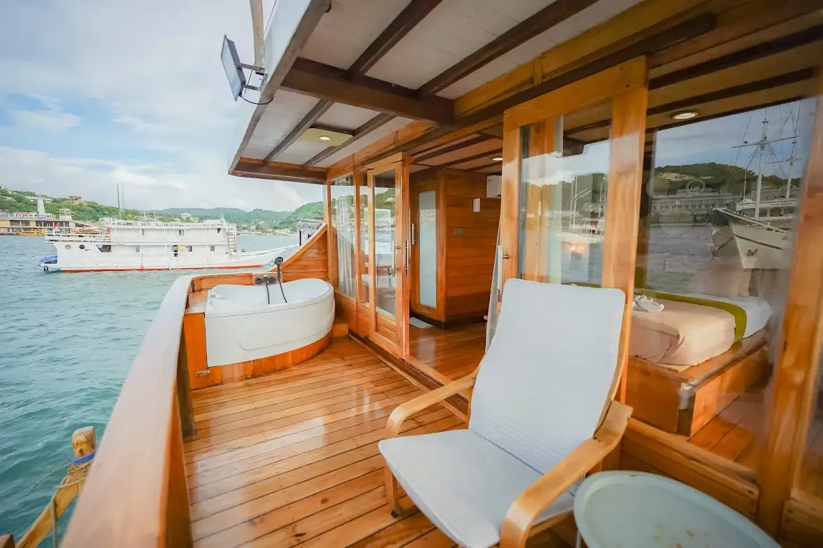 Yumana Royal Suite cabin &mdash; Komodo National Park