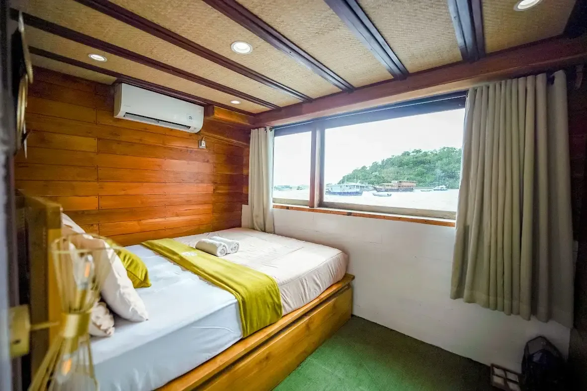 Yumana Signature cabin, main deck &mdash; Komodo National Park
