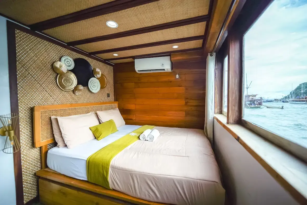 Yumana Signature cabin, main deck &mdash; Komodo National Park