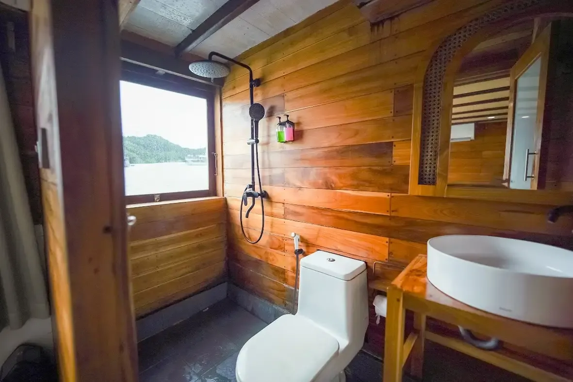 Yumana Signature cabin, main deck &mdash; Komodo National Park