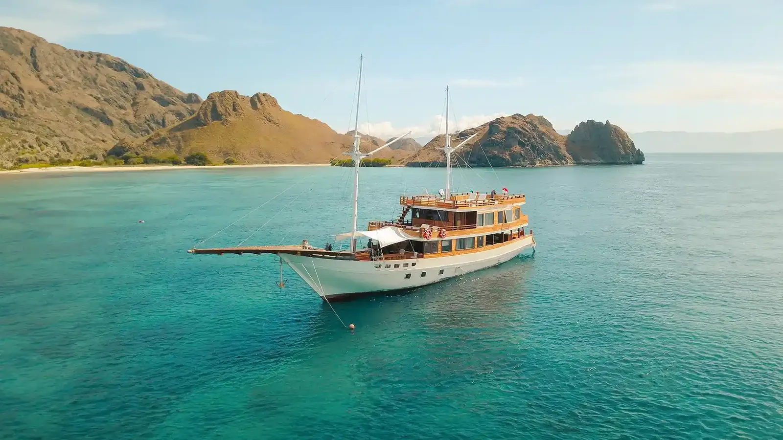 Yumana liveaboard phinisi &mdash; Komodo National Park, by our operator Komodo Luxury