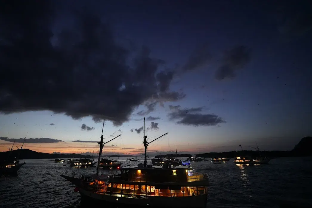 Kalong Island Sunset View Komodo Island Tour Eduard — Komodo National Park