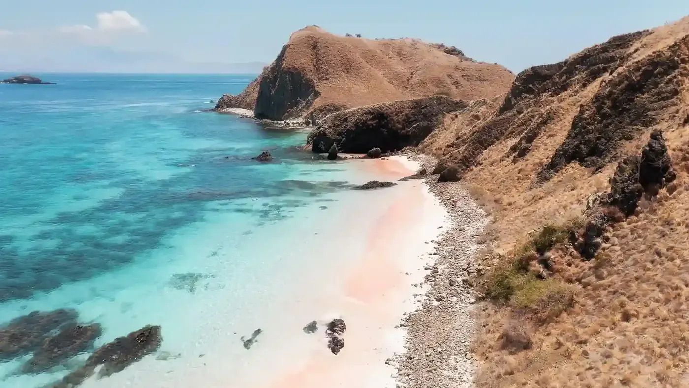 Labuan Bajo Pink Beach &mdash; Taman Nasional Komodo, oleh operator kami Komodo Luxury