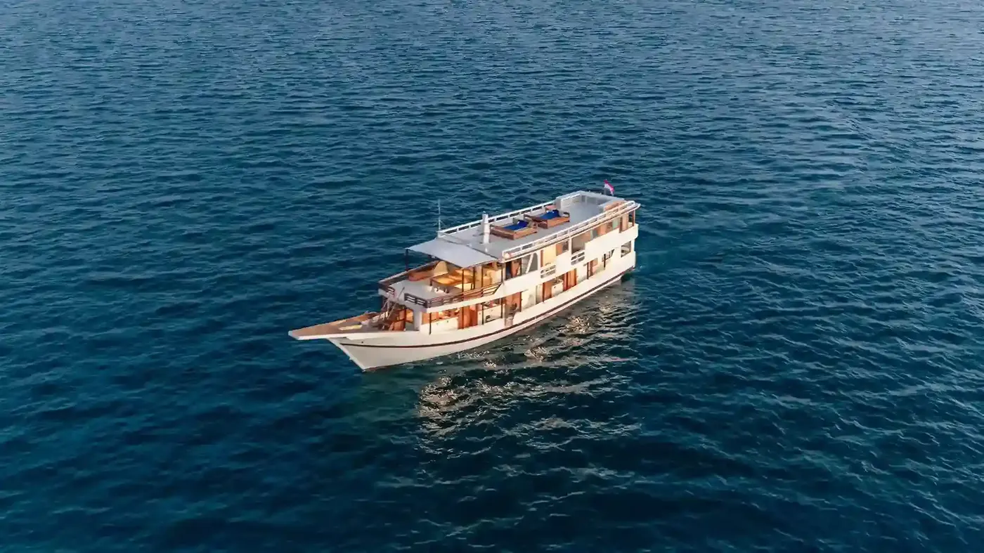 Open Trip Ayvara Cruises &mdash; Taman Nasional Komodo, oleh operator kami Komodo Luxury
