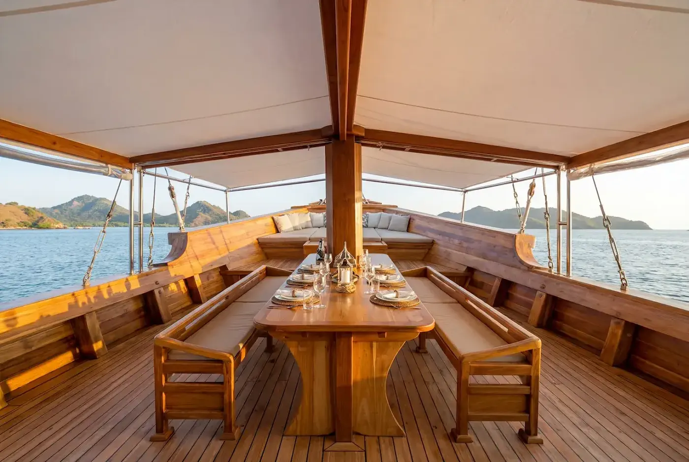 Outdoor Dining Area Naturalia Cruise &mdash; Taman Nasional Komodo, oleh operator kami Komodo Luxury